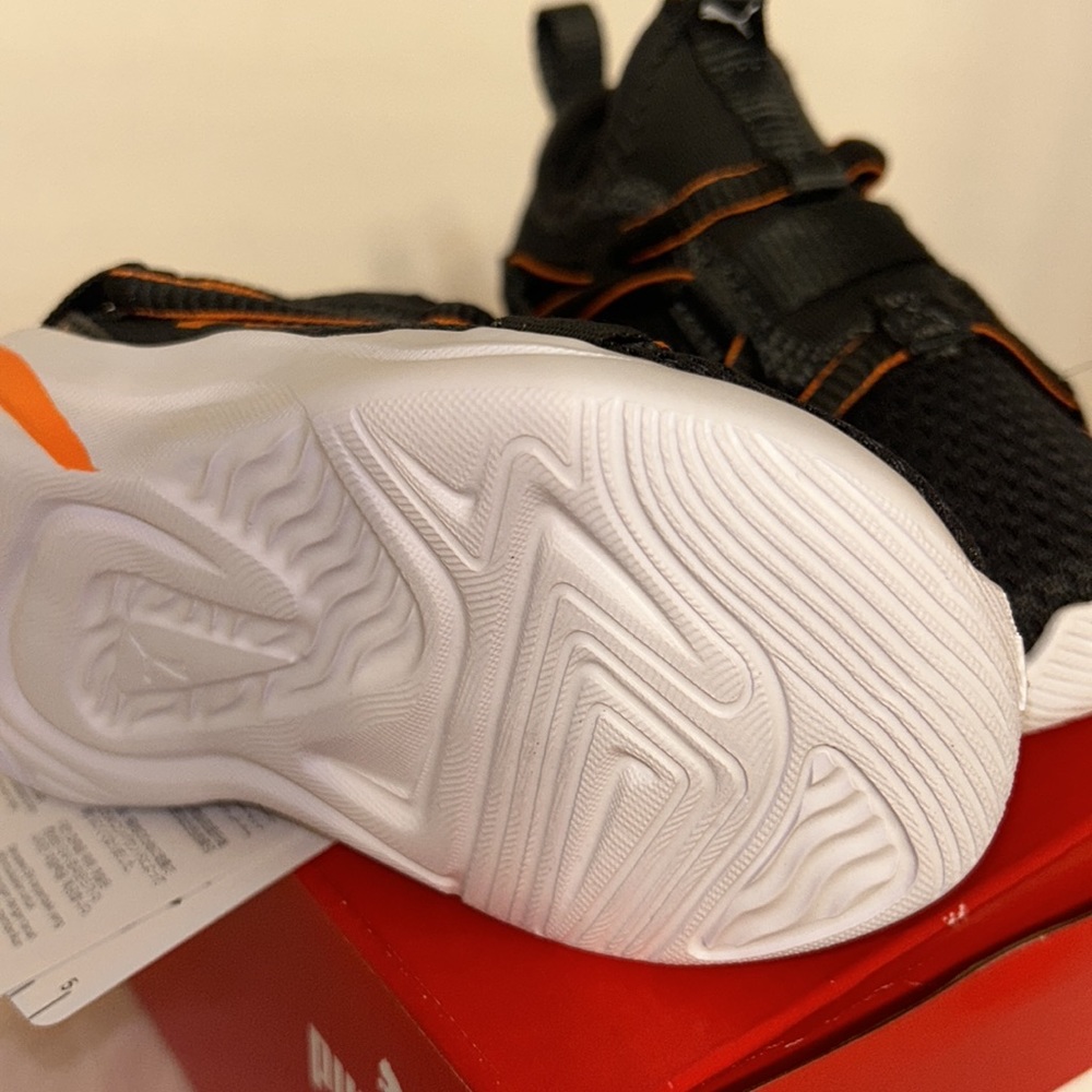 Puma NWT KIDS size5C Gray/Orange - Picture 4 of 9